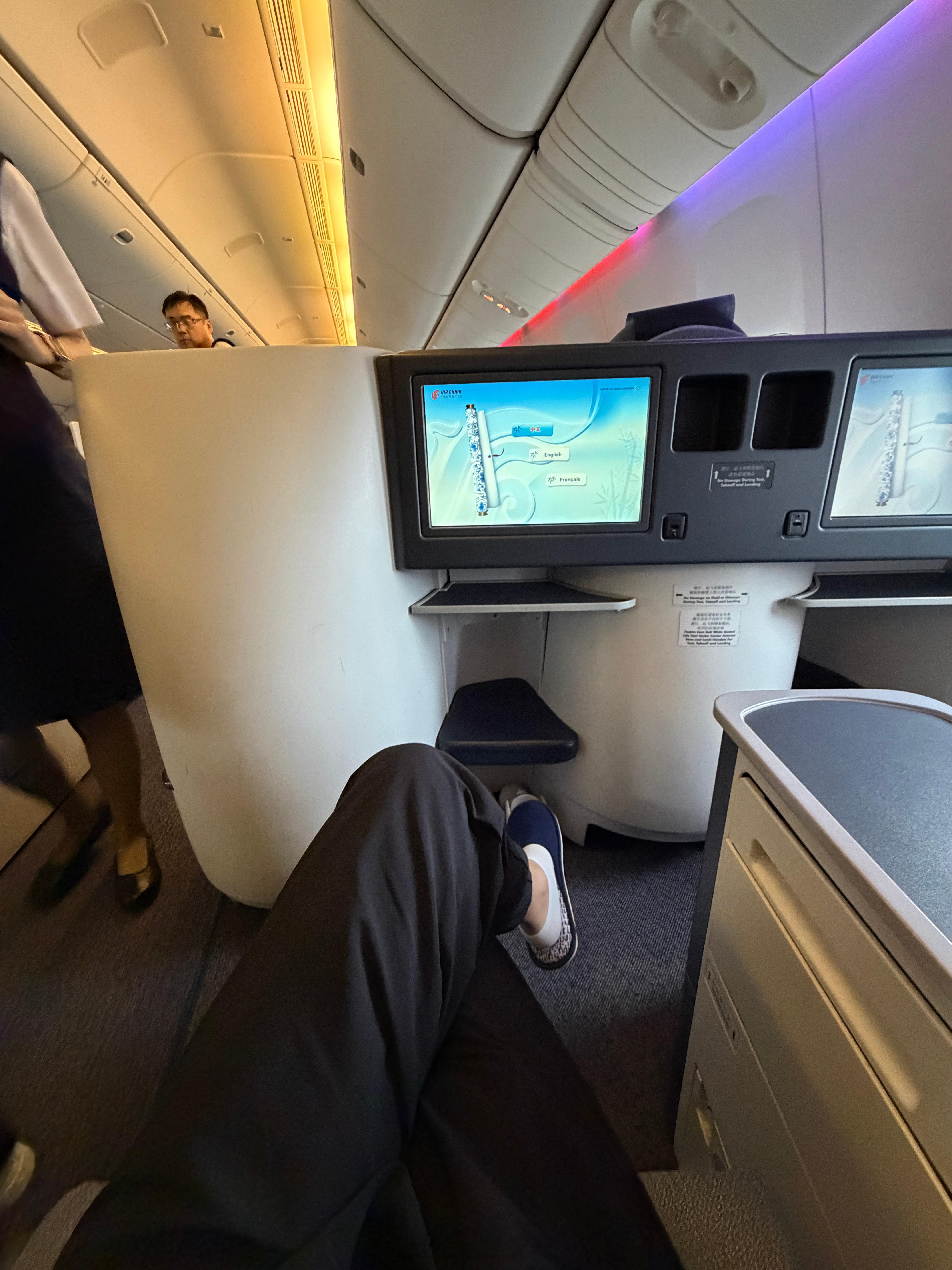 出发了，北京见兄弟们。今年车展第一个想看的车是理想l9 Livis 