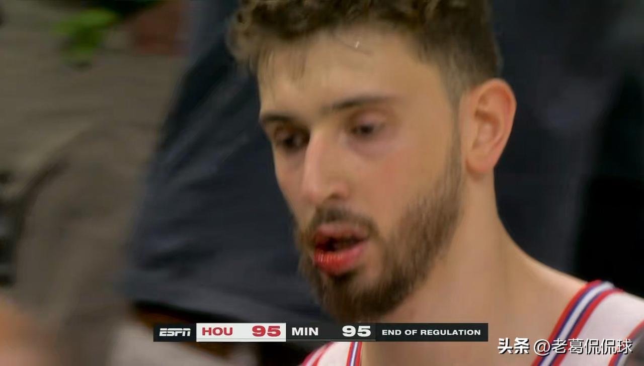 火箭超级中锋申京真是名副其实的硬汉子！在今天火箭客场挑战森林狼的比赛中，当时比赛