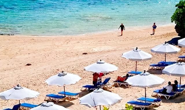 从哪儿掏钱
夏天的一天夜晚，沿海地方一个男子去海滩游泳，不小心衣服被海浪冲走了。