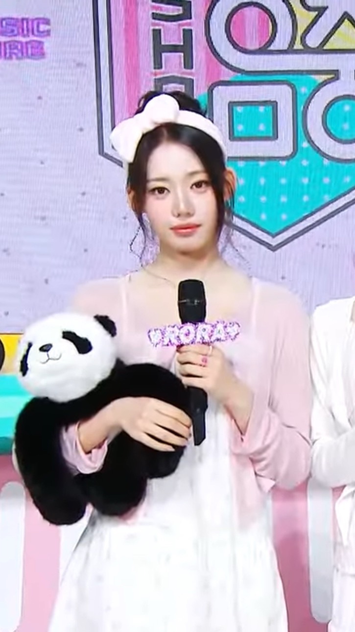 我们mc宝宝来啦 抱着小熊猫！！！ 