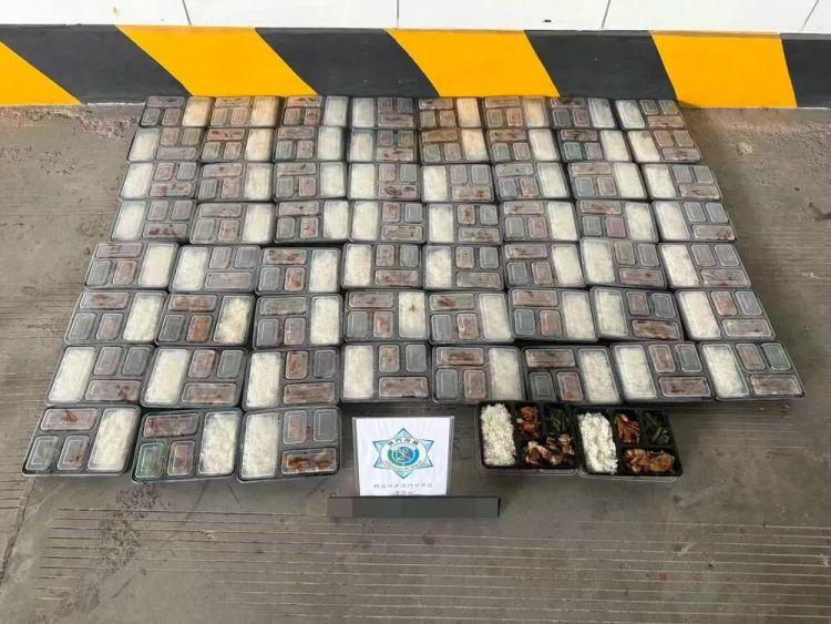 见过偷渡活物、贵重物品的，但你见过偷渡饭盒的吗？

盒饭在哪里没有的卖？快餐店到