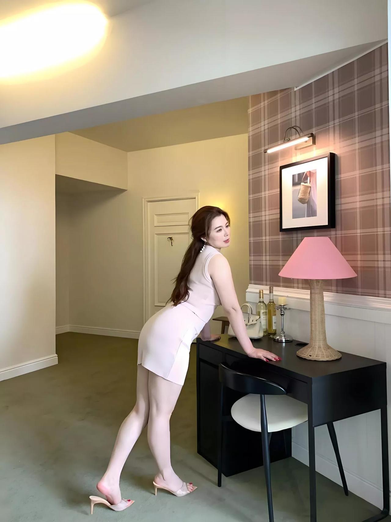 优雅穿搭指南：粉色高跟鞋与现代简约家居的完美结合