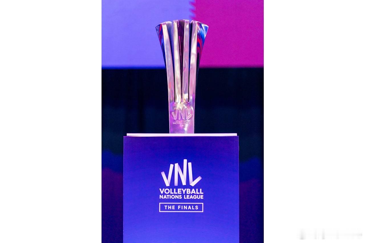 vnl2025 巴西女排25-22意大利拿下第一局，局末落后情况下，连追6分并反
