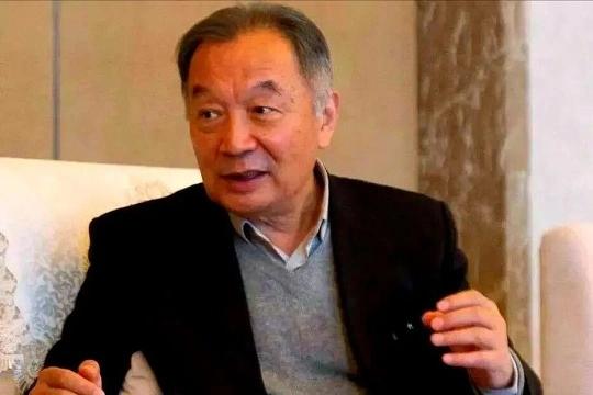 温铁军这人，太敢说实话了。他说：“只要炒房这事不刹住，中国经济迟早出事。”这不是