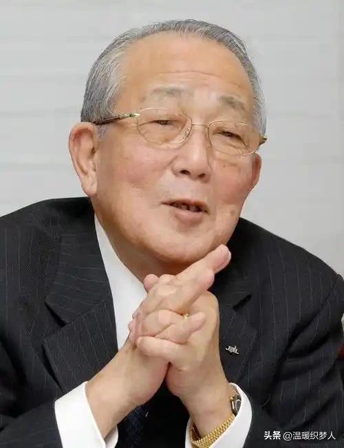 稻盛和夫说过一段实在话：
“人过四十，
就该给社交做减法。

不是清高，