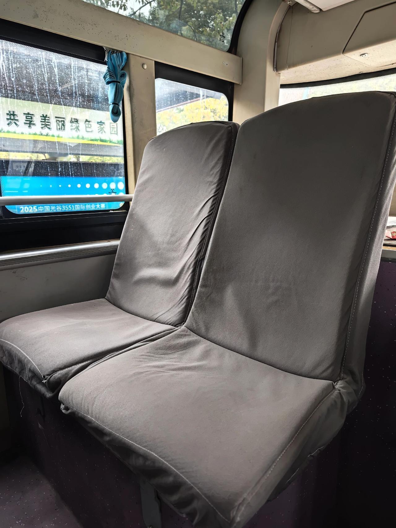 天冷了，武汉公交开始给公交车椅套垫子了，我不知道是个车车辆还是都有，反正今天坐的