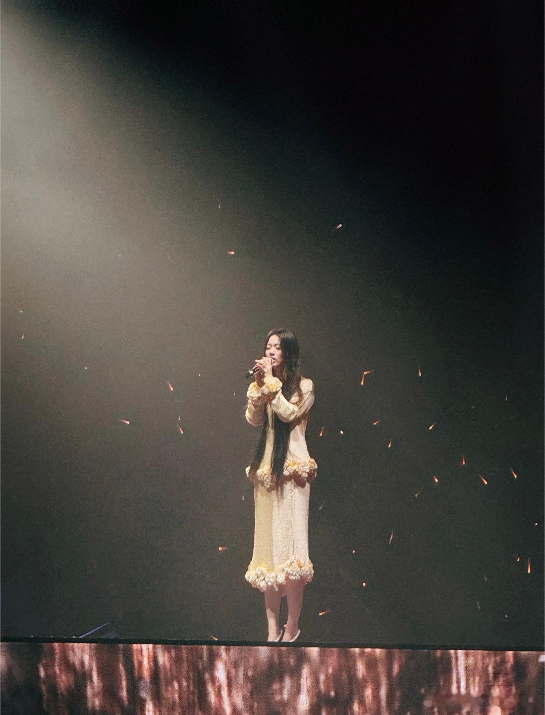 单依纯明媚的开着小花单依纯蛋岛盛开的小黄花 蛋岛的舞台因为单依纯变得更加温柔，一