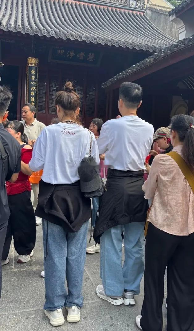 52岁的傅程鹏带妻子周丽淇在普陀山烧香祈福，他们夫妻俩背影看着都好年轻，不像50