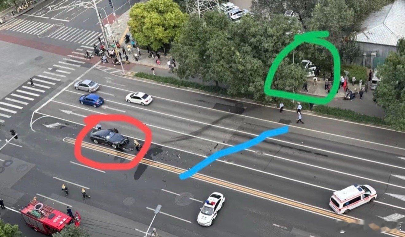 陈震劳斯莱斯发生车祸没看到全景图之前，我就觉得撞击力度不小闪灵的车头溃缩区都那样