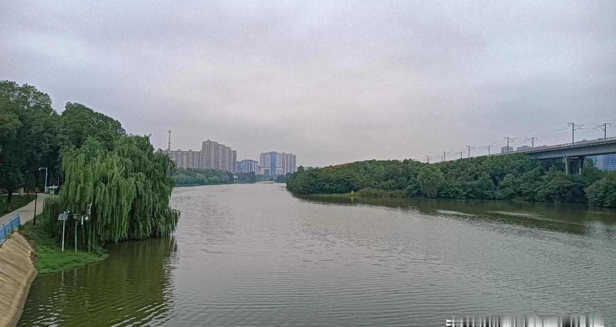 钓鱼的人，一坐就是一天，鱼没上钩，心先静了。
找墓的人，走了一辈子，土没找到，脚