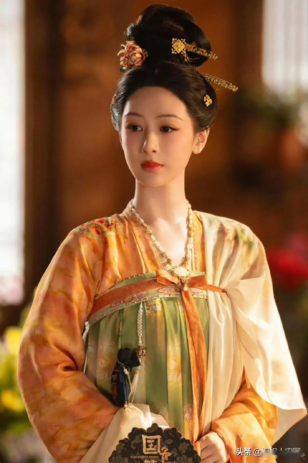 杨紫真的是个百搭CP体质，这点不得不让人佩服！她不仅能和大她快20岁的男演员在银