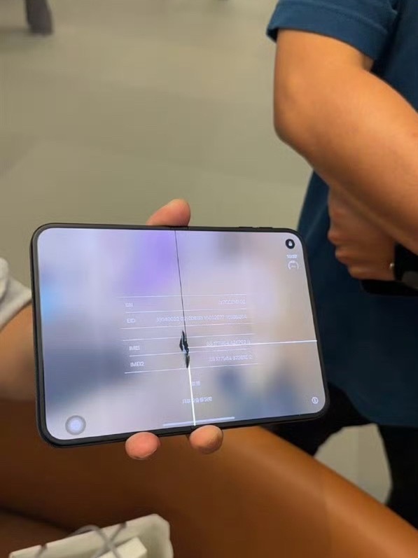多位网友晒iPhoneDuo屏幕裂了苹果首款折叠iPhone Duo，首发就接连