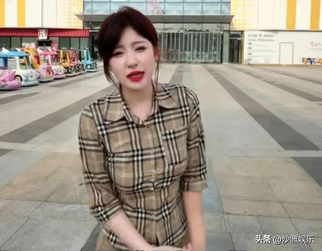 6月19日，“黄一鸣与男友在台球室接吻”的话题毫无意外地冲上高位热搜！
这位靠“