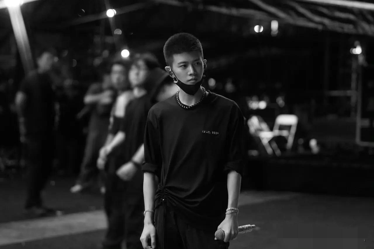 任嘉伦这张图片，显得他好年轻！和他正进组拍的《深渊游戏》剧情中的刚毕业的李成形象