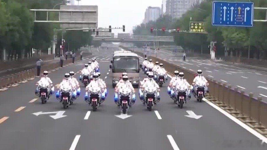 凤凰新闻【21辆礼宾摩托车护送“七一勋章”获得者前往人民大会堂】21辆礼宾摩托车