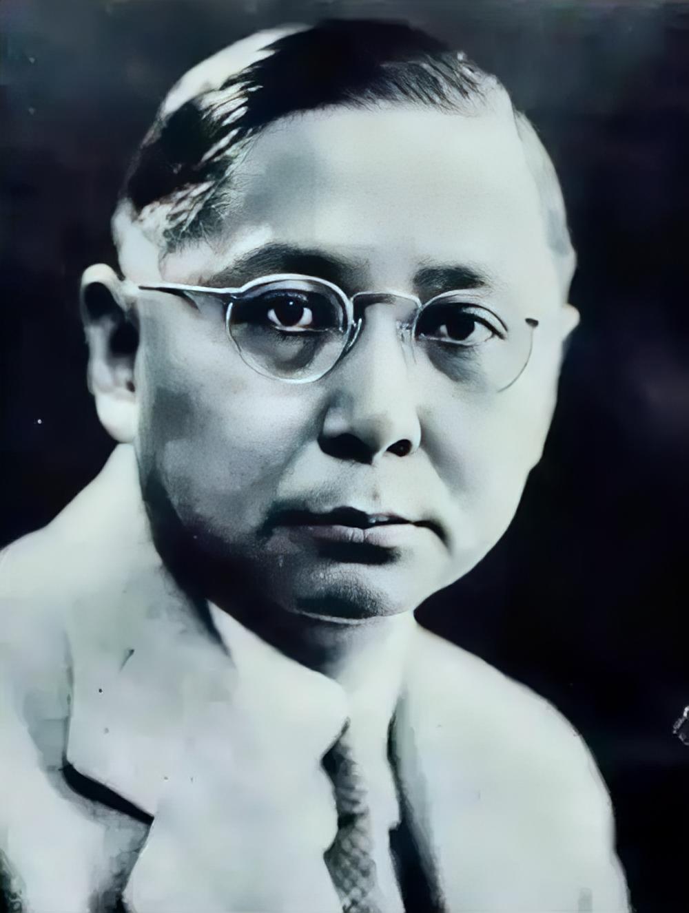 1965年，台北松山机场，一个74岁的老人颤颤巍巍走下飞机，2000多人夹道欢迎