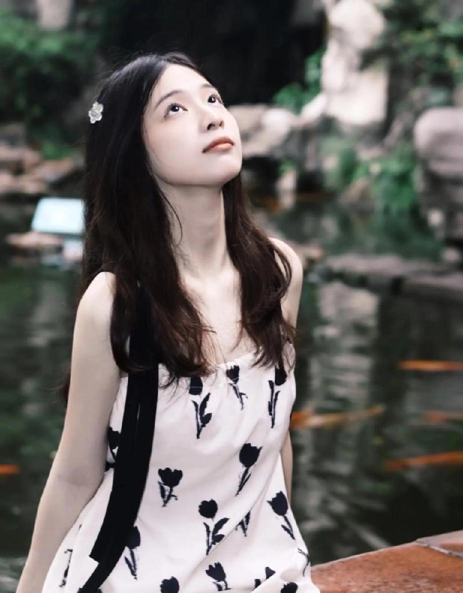 别人的女友
吃晚饭的时候，小丹过来和我说:今天我值班，你能陪我一会吗？

她是我