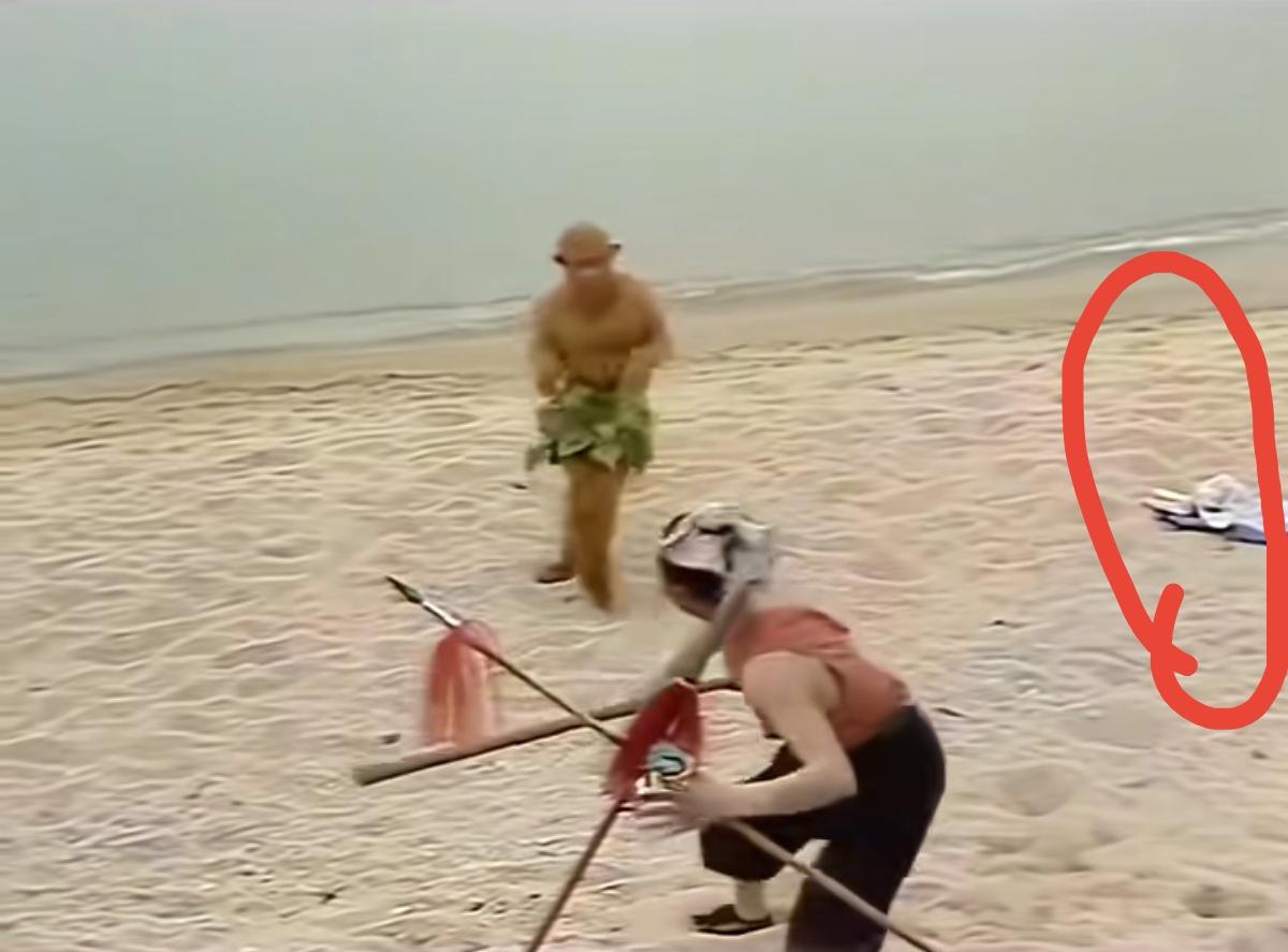 孙悟空在海滩上捡人类留下来的衣服，捡的时候衣服明明是蓝色的，可当镜头一转，他要去