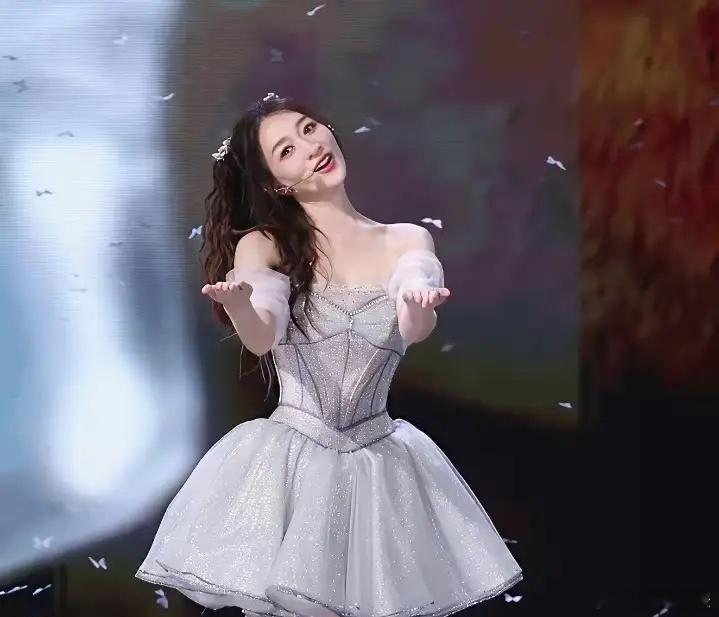 李小冉除非有原则性问题，否则就不可能塌房。首先她的脾气一般，情商不高，所有人都知