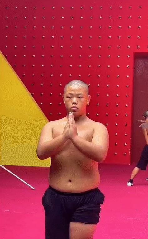 少林大通背，这招式听着就霸气侧漏。一位高手从小体弱多病，进了少林寺苦练，最后练成