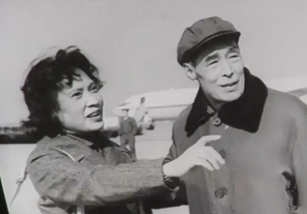 1981年秦怡出国访问，金焰去机场送行，
晚年的金焰秦怡还是很恩爱的