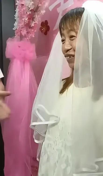 能娶到老婆就行了，老婆老一点也没关系！[笑哭]