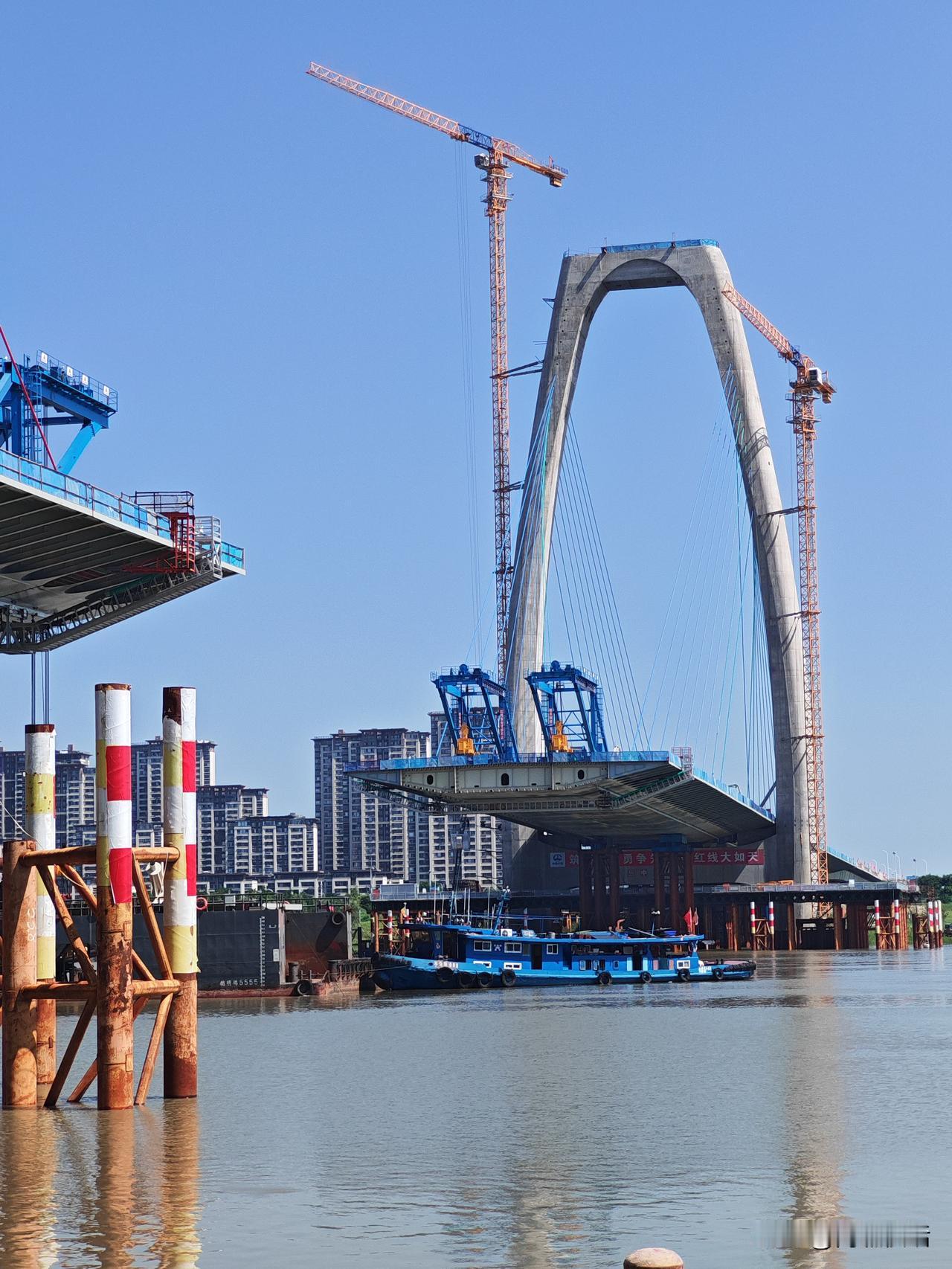 蚌埠延安路淮河大桥建设加紧推进。目前仍在进行钢箱梁吊装。上午一艘浮船又拉来一截钢