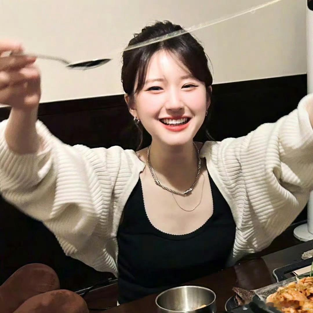 #赵露思沉浸式吃播vlog##赵露思[超话]#谁懂！！！看美女吃东西真的是一种享