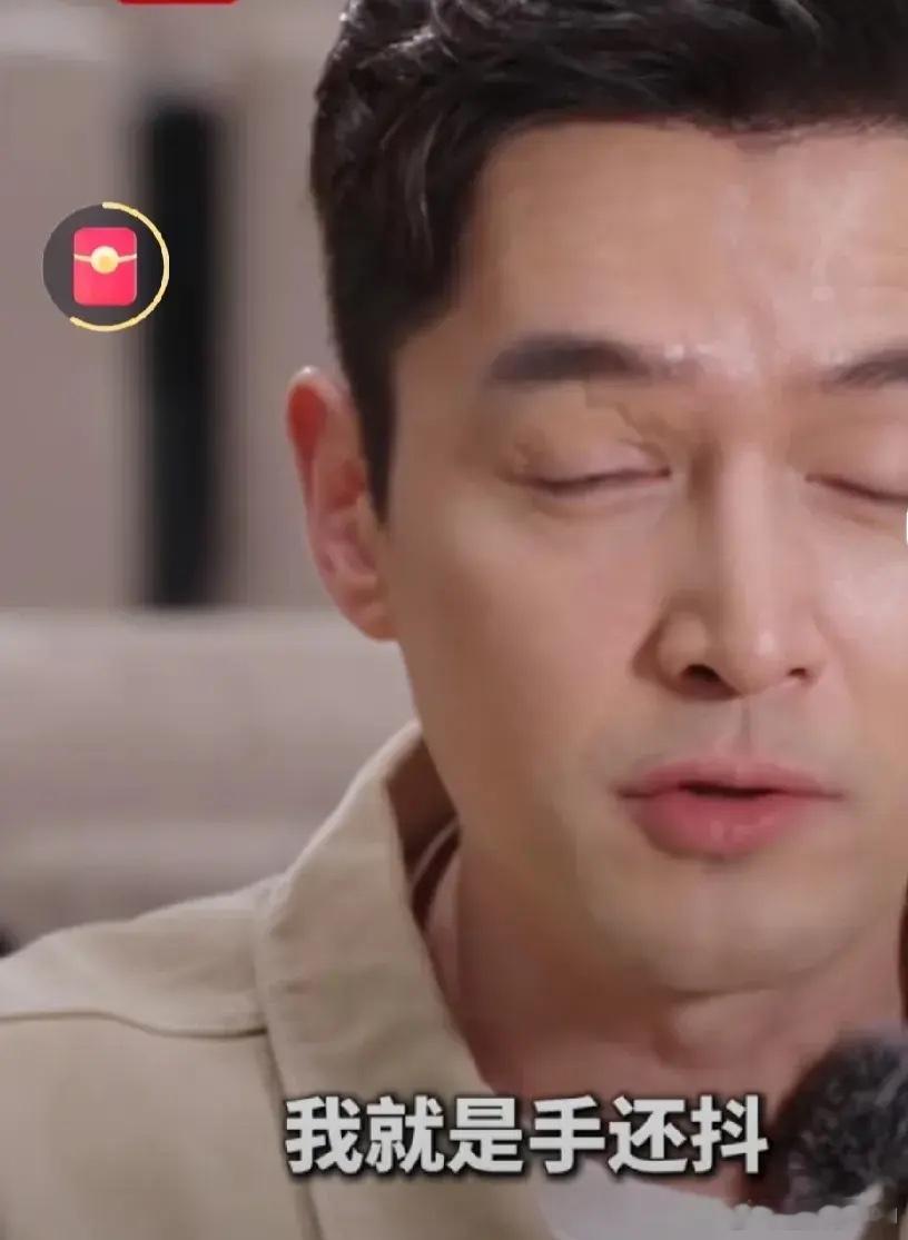 想起陪产经历，胡歌说:“医生让我去剪脐带，我就是手还抖，第一刀没有剪断，那个医生