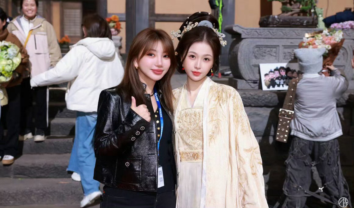 捡到云初令虞书欣主母两张新合照