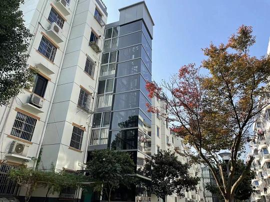 小区浮世绘（1）
旧房加装电梯，房价飙升！
某小区两套相同面积、相同楼层、户型接