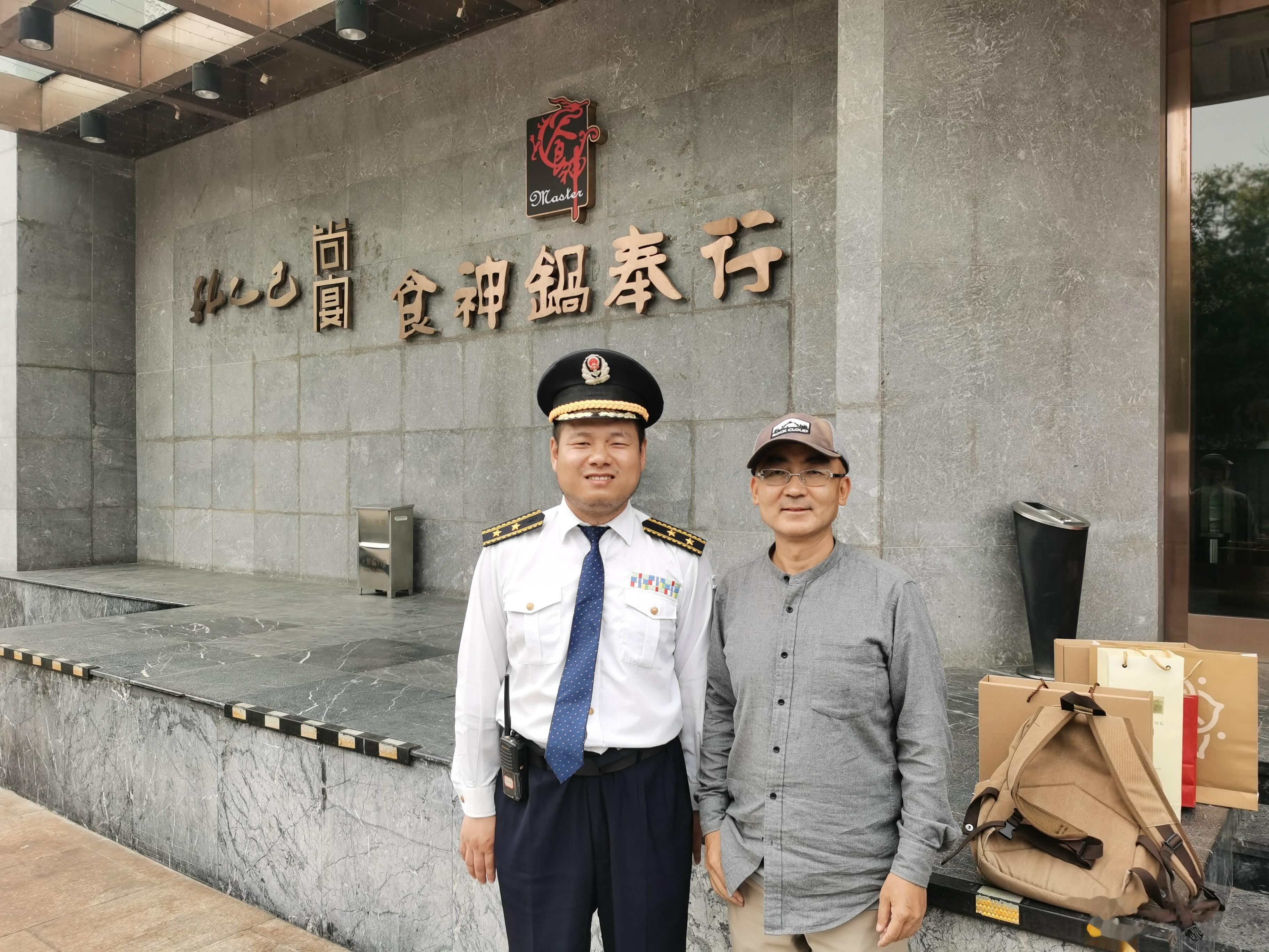 渴望好久的被人认出来，终于又一次发生了。保安小哥说，你是不是那个讲乾隆的？于是聊