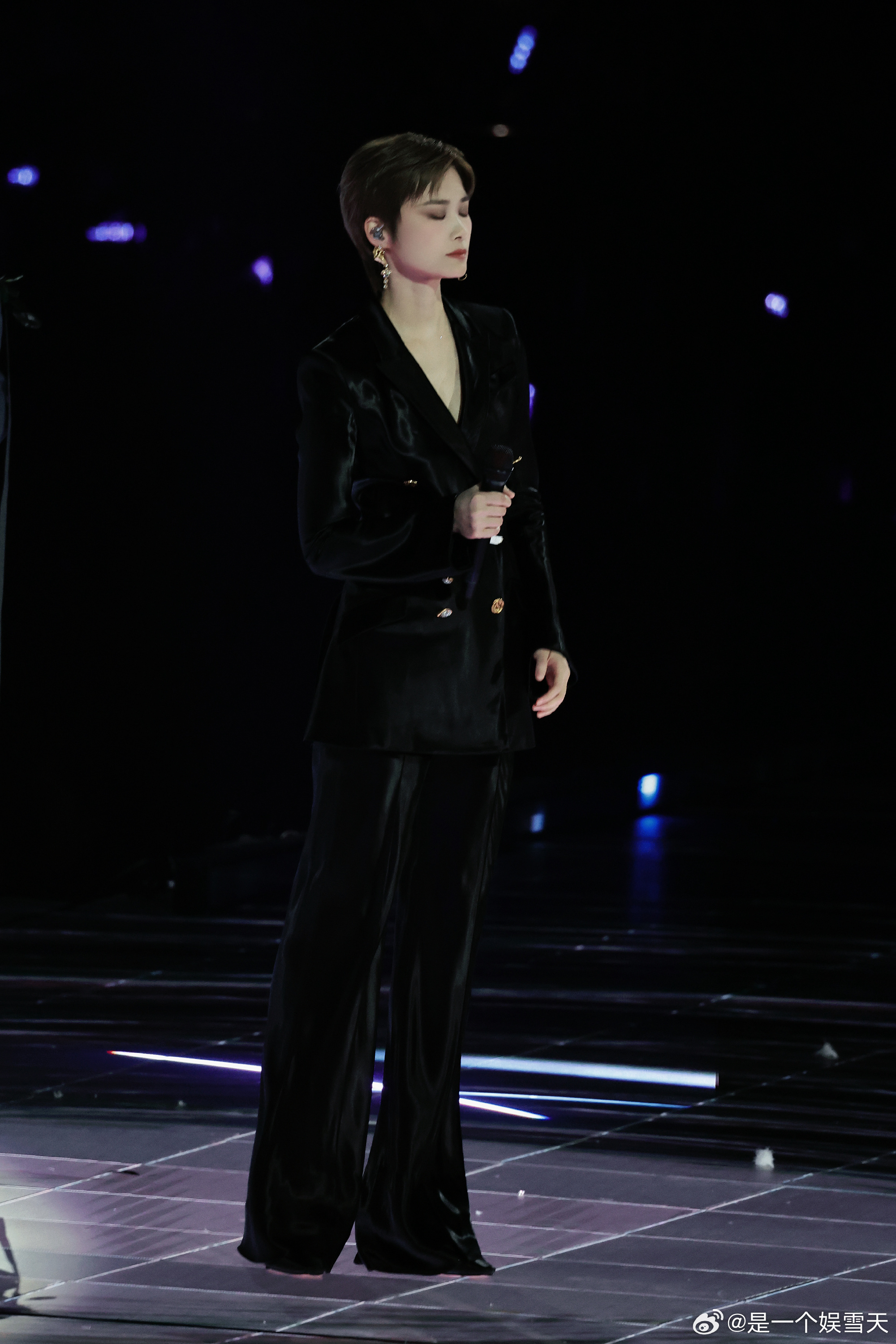 库克感谢艺术家李宇春 库克现场为李宇春打call！看完表演直接盛赞其为顶级艺术家