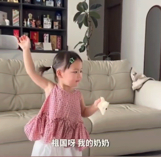 笑不活了，云南，一爸爸看手机看到了国家的强大时，情不自禁的当着女儿的面感叹道“祖