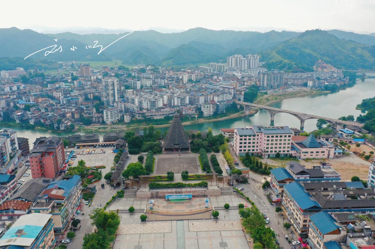 广西三江的著名地标建筑，造型非常奇特，被称为“世界第一鼓楼”？

三江侗族自治县