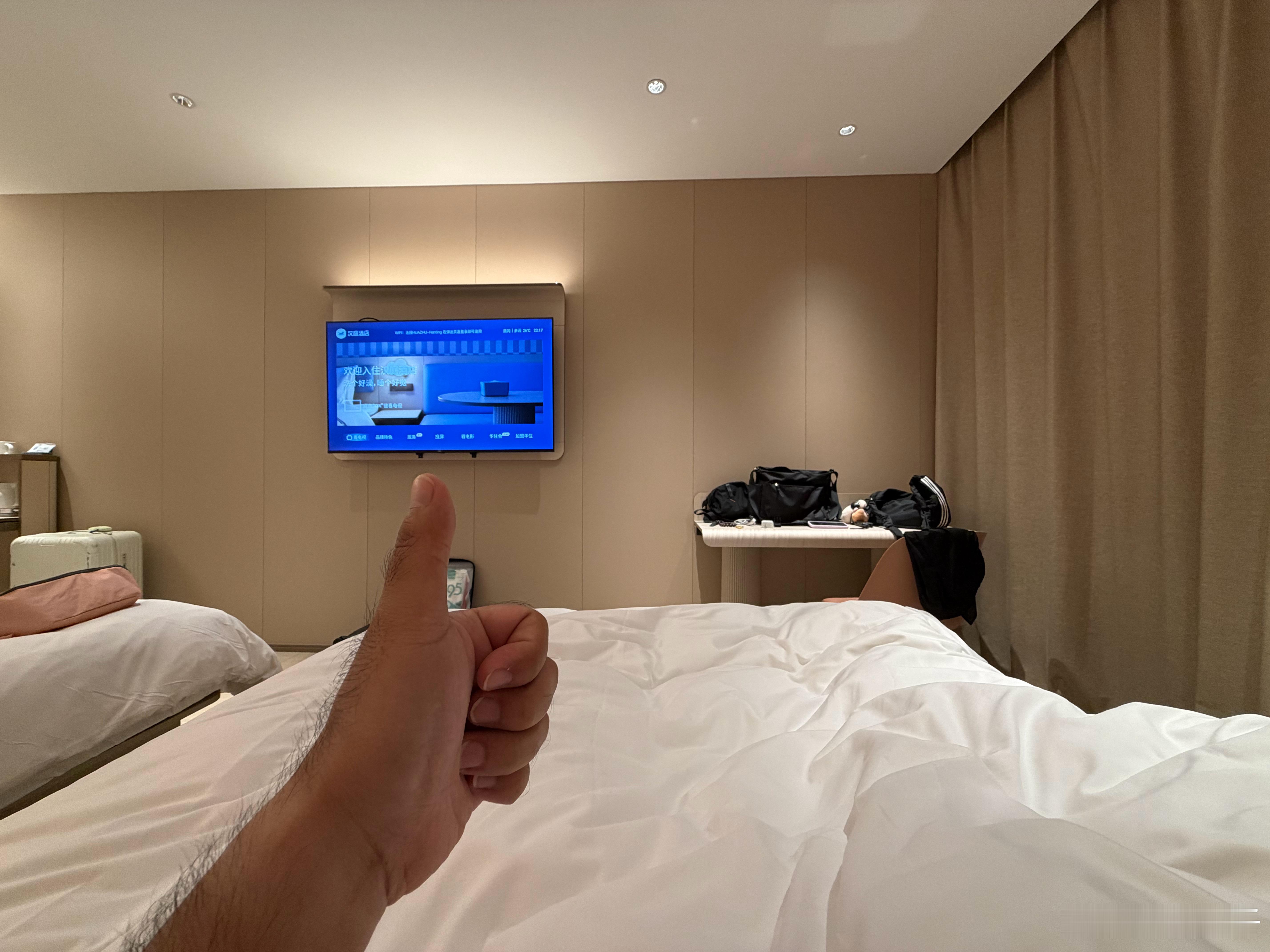 出门在外，该省省该花花，今晚住汉庭酒店，这间200多，停车还不要钱，性价比真可以