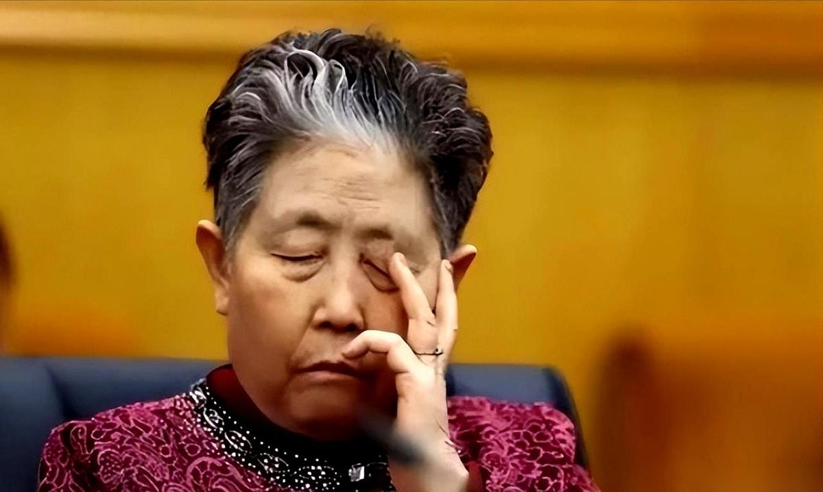 老干妈挑辣椒的流水线上，原先600多名工人被压缩到了48人。
而在2025年，这