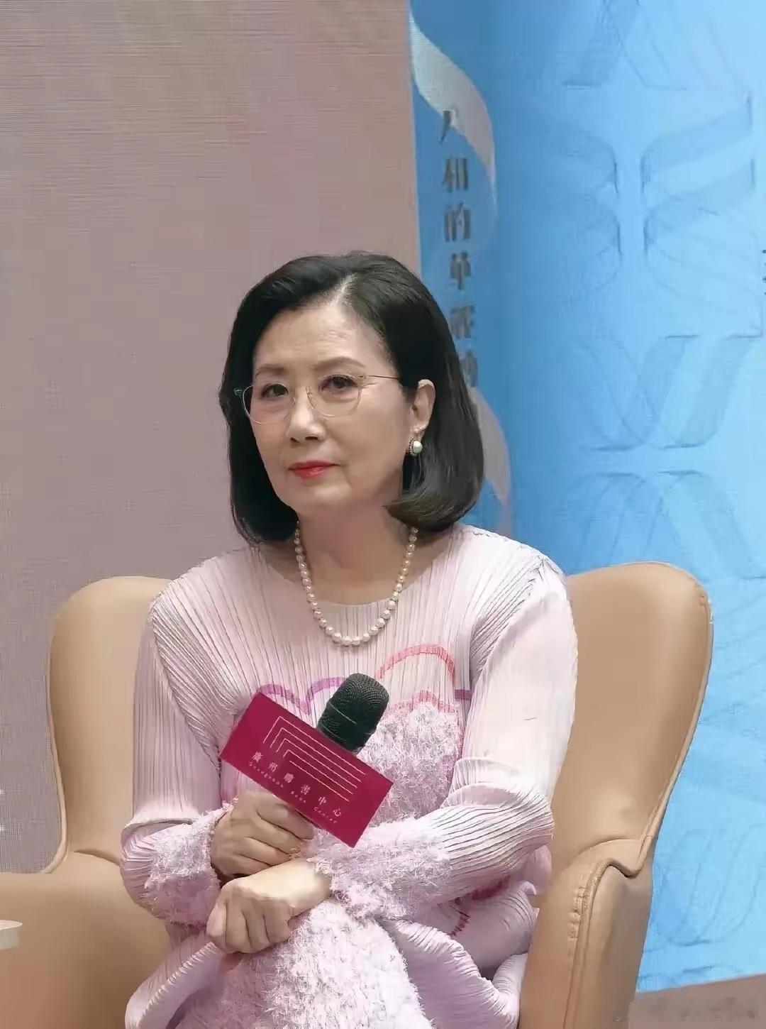 77岁别的不说，这发量真是让人羡慕啊！ 