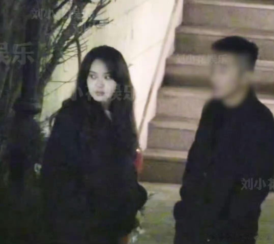 张佳宁新恋情被拍与男友路边对峙与高至霆已经成为过去式不过狗仔镜头下的张佳宁好漂亮