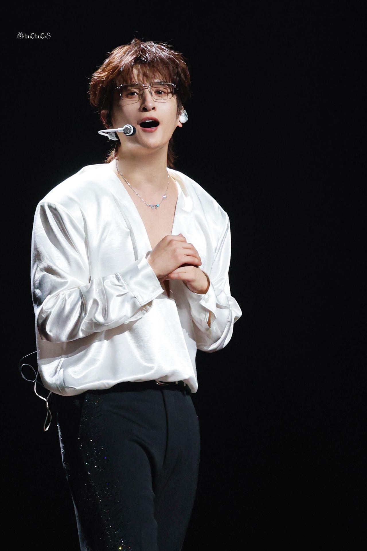 张远演唱会付完钱就把衣服穿上了 笑不活了，合着付完钱就把衣服穿上，远子和元宝姐的