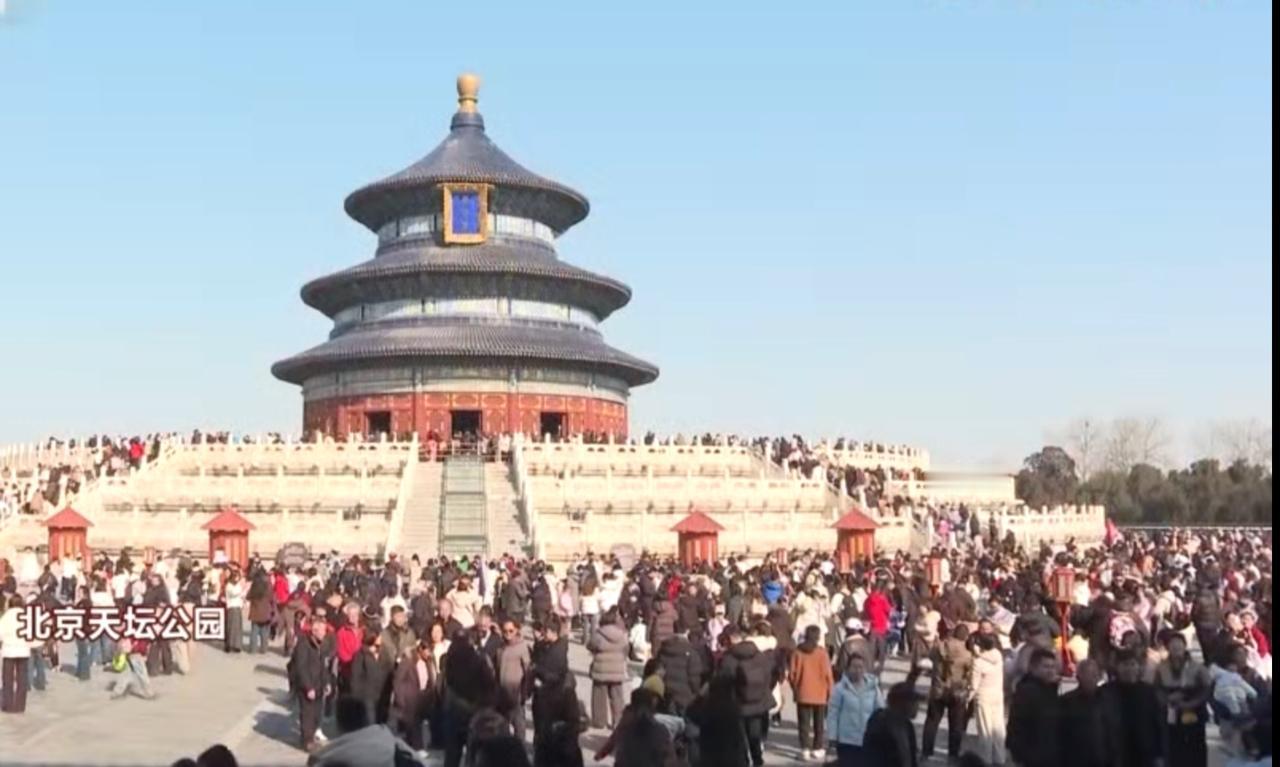 神州大地年味拉满！北京天坛红墙映灯笼，万人共赴新春之约；漠河北极村雪裹千家，贴福