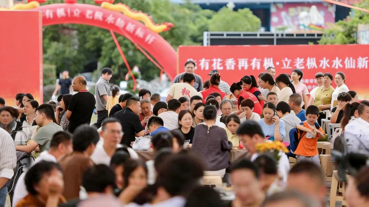 武夷山昨天干了一件事——近300个茶样全部"卸妆"参赛。
不是成品茶，是没焙火、