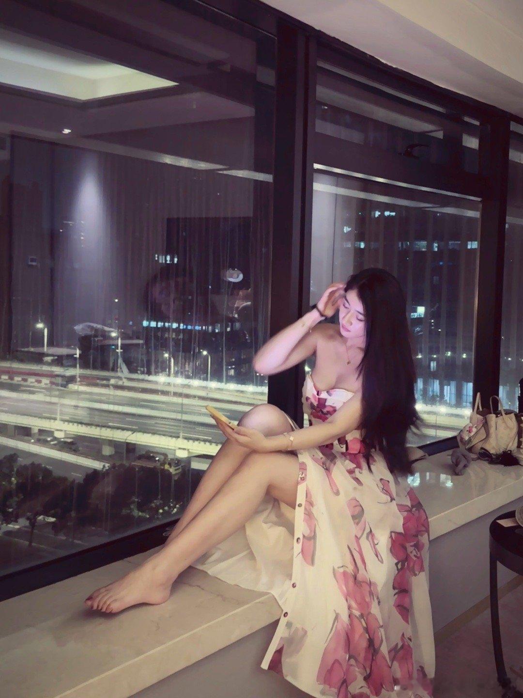 感觉我真的是超低能量的人 换种说法就是懒 极致懒  不想社交不想出去玩 每次有姐