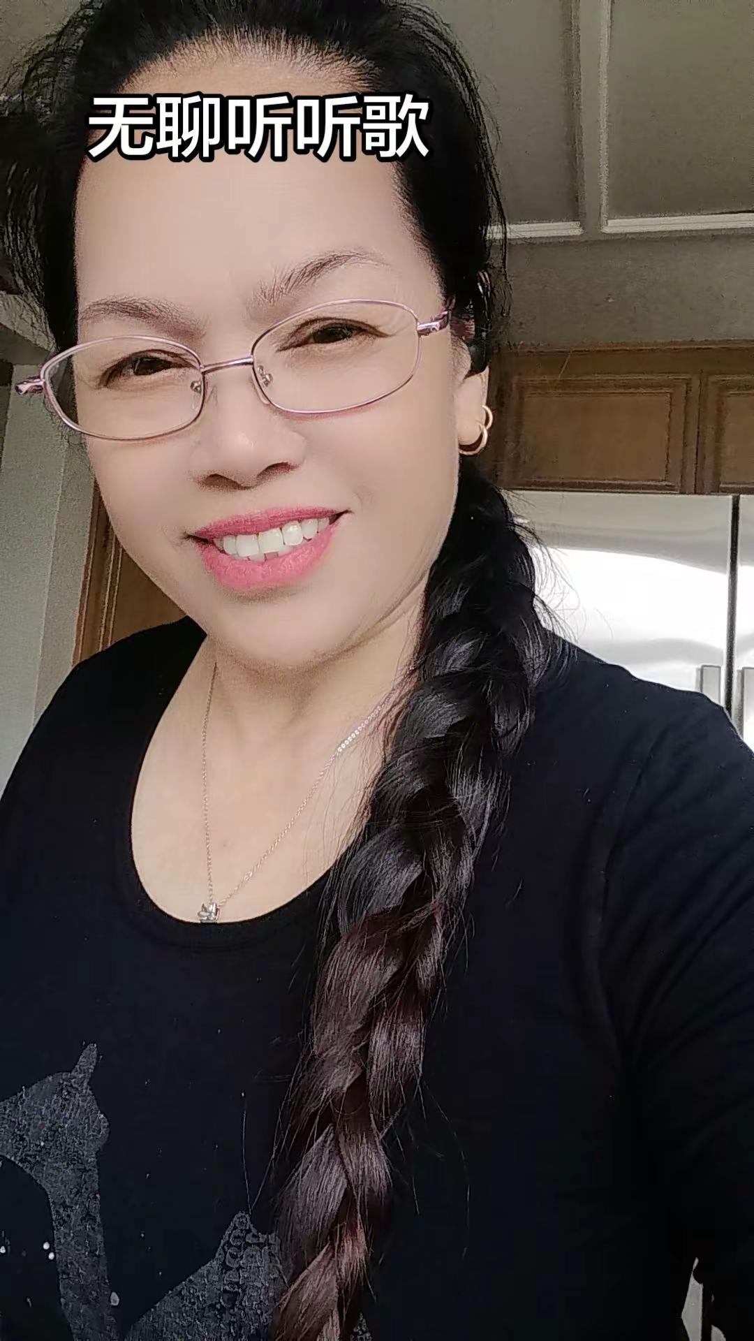 扎麻花辫的老阿姨