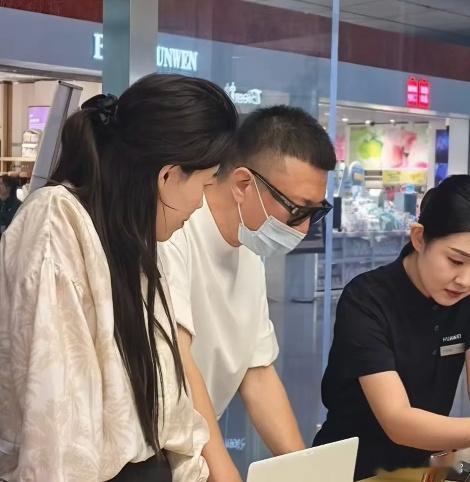 孙红雷坐飞机离开西安，他拖着行李箱现身机场，和经纪人一起到店里体验华为折叠电脑，