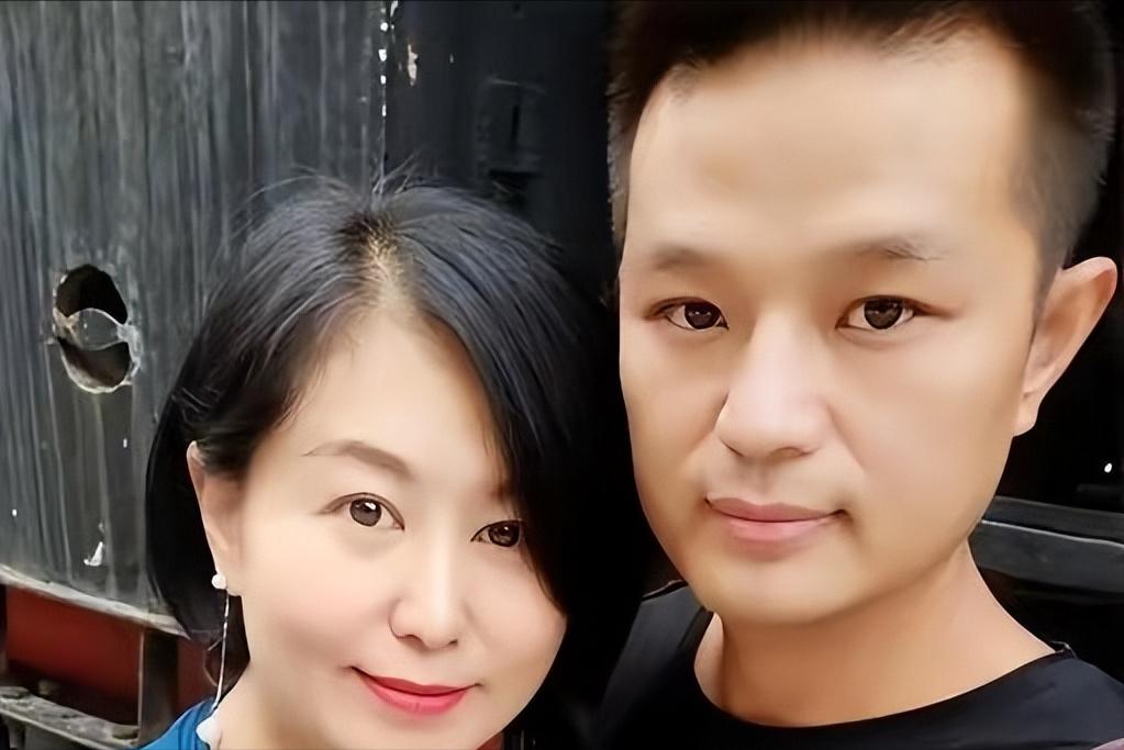 成都，49岁富婆被34岁农村小伙网上表白，奔现5天闪婚。哪料，当富婆来到小伙山东