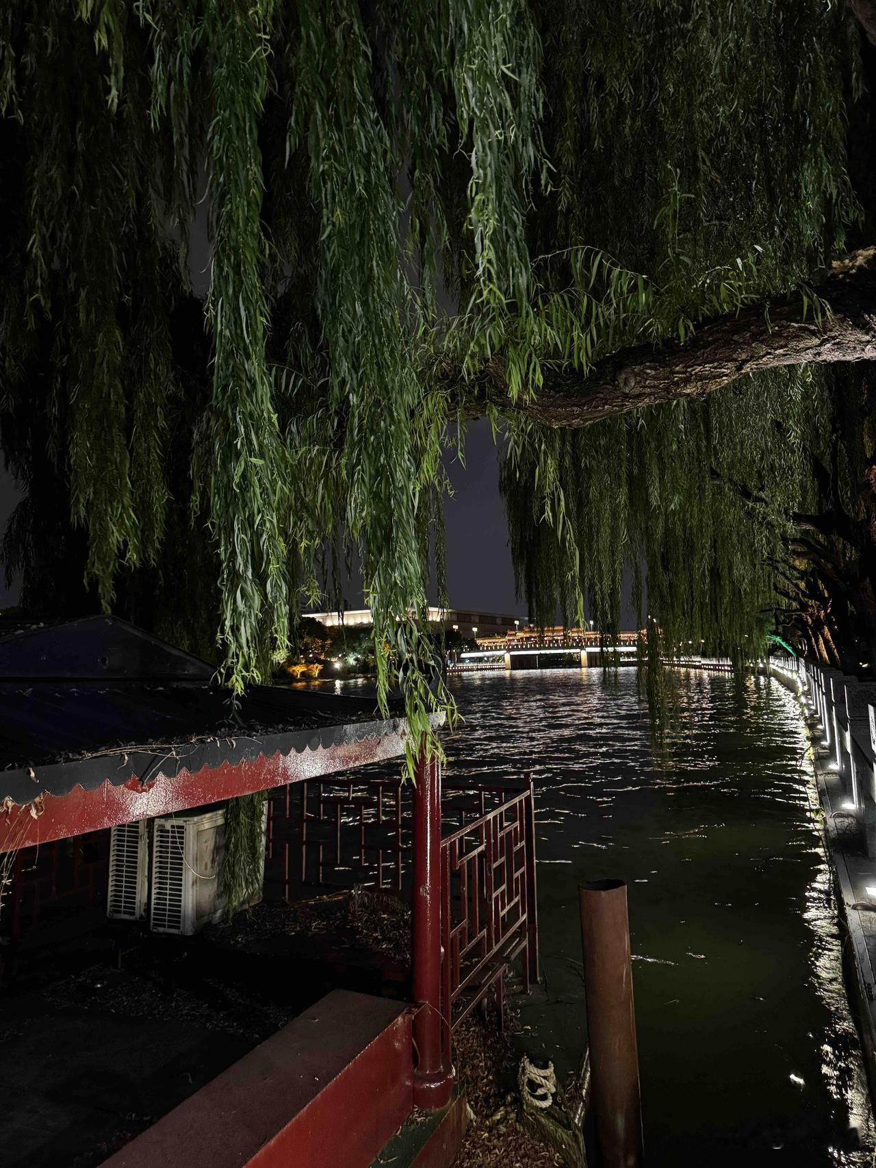 有人拍过夜景照片吗拿出来晒一晒河水泛着波光，姑苏的夜晚温柔落满岸边。姑苏江南夜景