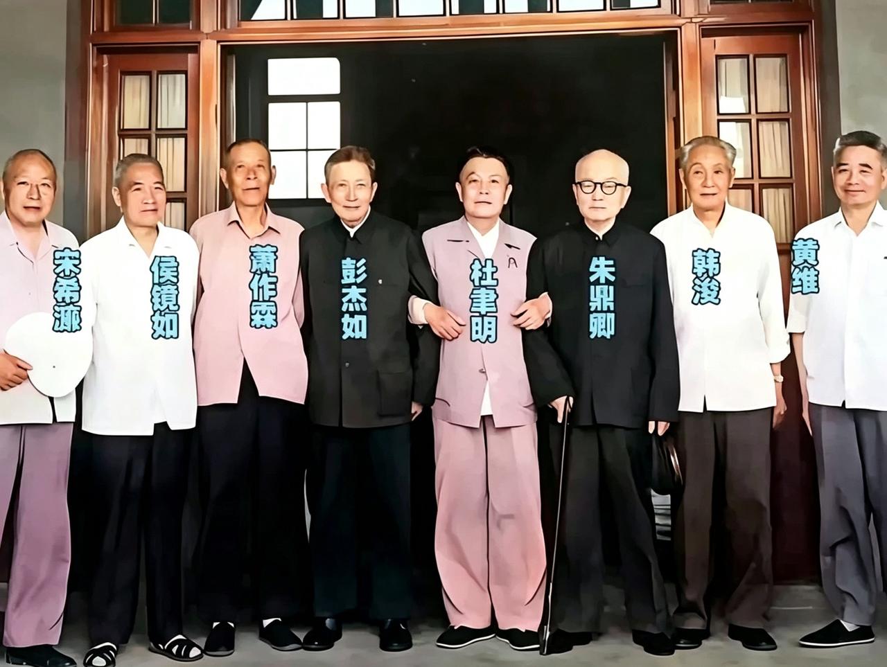 1978年的秋天，万里长江第一桥——武汉长江大桥桥头，八位全国政协委员参观过后，