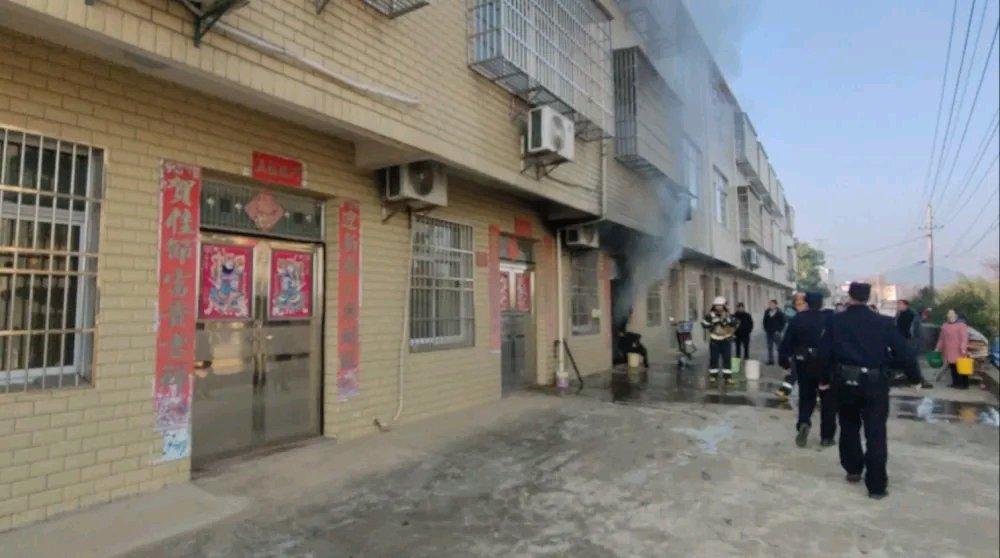 12月27日上午，九江瑞昌市一居民家中可出大事了，正在插着电的麻将机突然着火，这