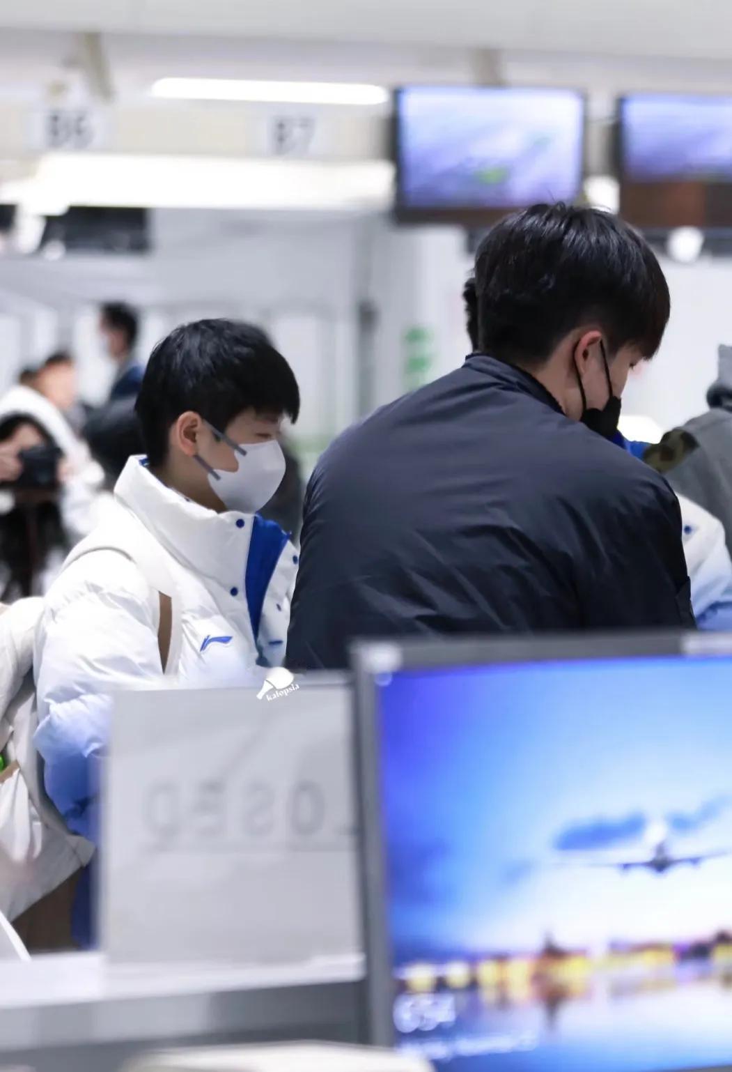 回国了，又开始不太熟了，但是依旧在彼此的视线内，五米定律永远在啊！

貌似这次比